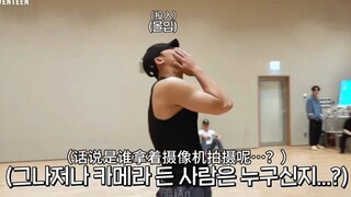 Tiểu Kỳ Kỳ quay MV "FML" trong phòng tập
