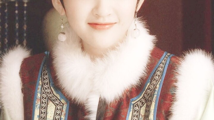 ที่แท้หลังจากดูรูปแต่งหน้าเสร็จ ผู้กำกับก็ให้เธอเปลี่ยนไปเล่นบทสาวสวยโง่เลย!!!