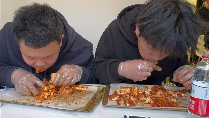 147 น้องชายตัวเล็กจะทำสำเร็จไหมกับการท้าทานปีกไก่ทอดชิ้นใหญ่ 1 ชิ้น