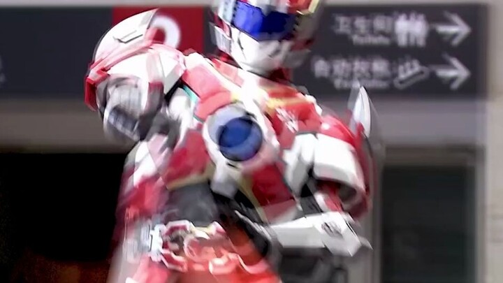 The cool scenes of Armor Hero are often at the end of the film