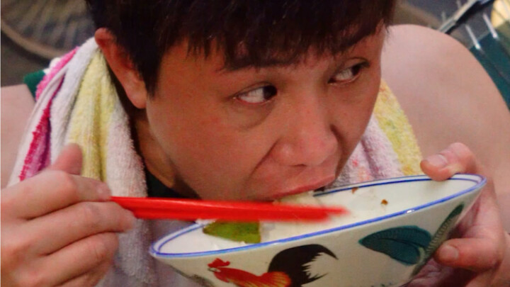 Masih ingat waktu kecil sering makan di halaman rumah, semua orang asyik bercerita sambil tertawa. M