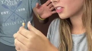 สาวน้อยแกล้งแฟนด้วยเนยถั่ว ทันทีที่ใส่เข้าไปในปาก โลกทัศน์ของแฟนหนุ่มก็พังทลายเลย