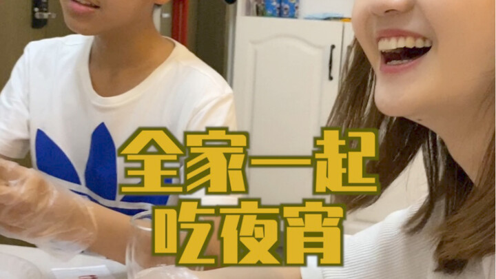 Sengaja pesan yang super pedas, nggak kasih porsi buat Pangeran Hitam, tapi malah dia yang paling ba