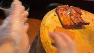 คุณป้าคงไม่ได้กินอาหารปิ้งย่างมานานแล้ว แจกฟรีให้ท่านได้ชิมสักชิ้น ช่วยเหลือผู้ที่ต้องการ #อาหารปิ้ง