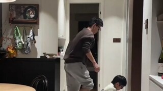 继父看到女儿在罚站，想替女儿打抱不平 结果...