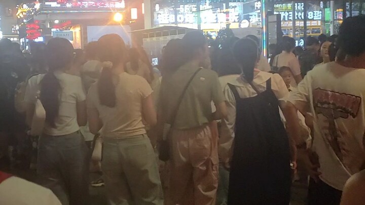 Keramaian pengunjung di objek wisata Hongyadong Chongqing selama libur musim panas.