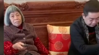 Đúng vậy, mẹ tôi cũng hay xoa đầu như thế này, thật hạnh phúc quá!