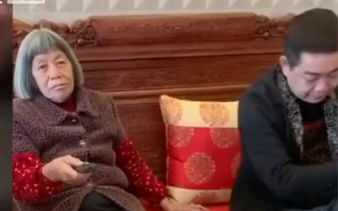 是的 我的妈妈也是这样摸摸头 好幸福呀！