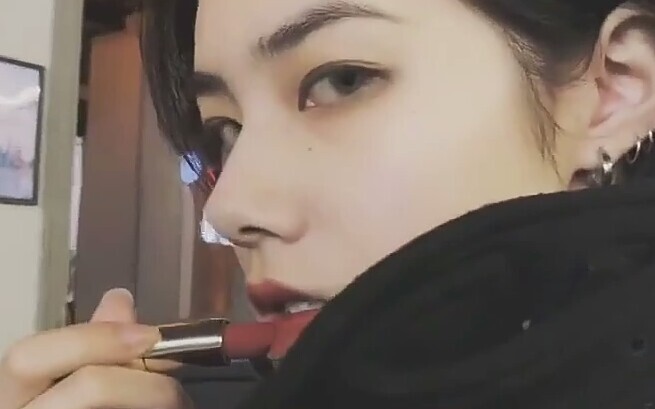 A super fierce, overwhelmingly dominant girl—just one glance could make you fall hard. Beware!