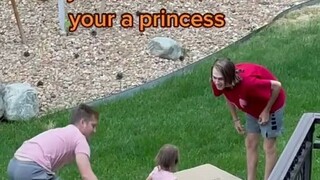 在家里，妹妹就是小公主！ 公主怎么能干活！