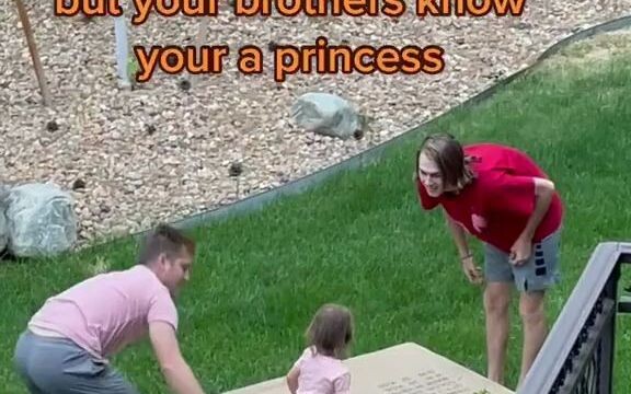 Ở nhà, em gái chính là công chúa nhỏ! Công chúa thì làm sao có thể làm việc được chứ!