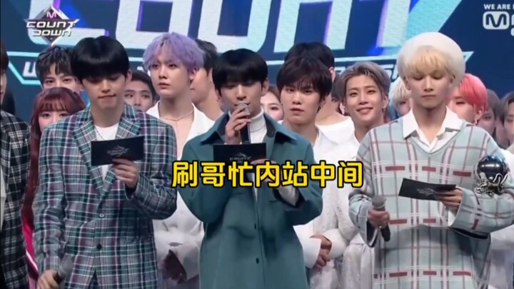 When MC presented the award to Seventeen at the 95line, 2gg didn't even hand over the trophy.
