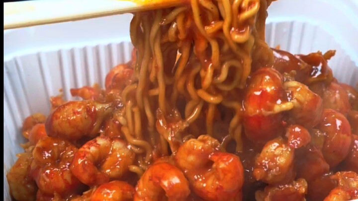 Ai nghĩ ra mì tôm nấu với tôm hùm nhỏ vậy, ăn hết một hộp là đã quá đã rồi!