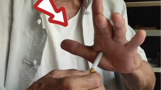 The old man pierced his palm with a cigarette, this trick is amazing!