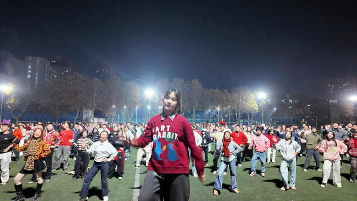 زهور الخوخ تتفتح واحدة تلو الأخرى