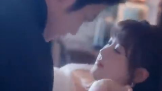 CEO dingin tak tertarik wanita, tapi ciuman gadis polos itu membuat hatinya berdebar! Cinta dimulai