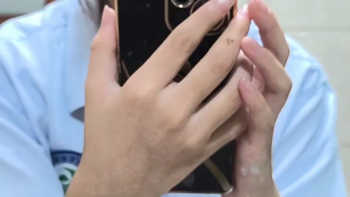 ถ่ายทอดอารมณ์อ่อนล้าเซื่องซึมแบบเฉพาะของนักเรียนชั้นมัธยมศึกษาปีที่ 6