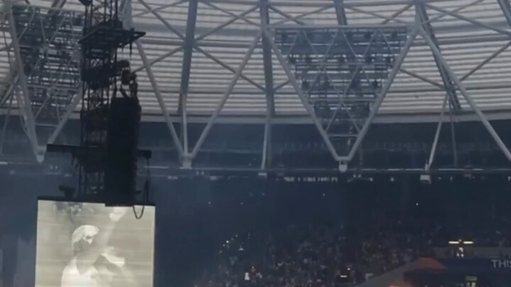 Gì thế? Giật mình quá, nhìn nhầm rồi! Buổi concert chậu cây mời được ai vậy? [Cười] [Cười] [Cười] [C