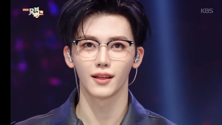 [4K Horizontal] Versi Pure Enjoy: Foto Langsung Tampan Berkacamata di Sampul – Tonton di Sini | 28 N