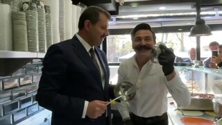 القائد يتناول الطعام