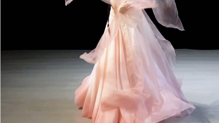 اشتريت هذه الملابس من أجل هذه اللحظة｜《ترنيمة الربيع》أصلي: وو شيا فو فو