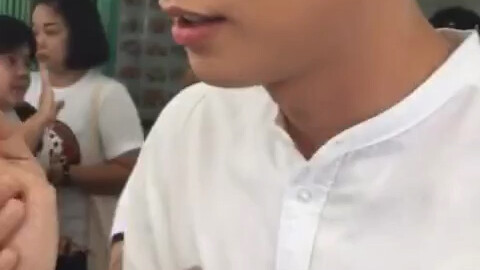 صوت أخي الصغير الحليبي لطيف جدًا، أعتقد أنه لا يدرك على الإطلاق معنى الكلمات الصينية التي يقولها، ها