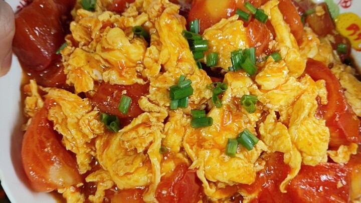 Since my mom loves tomato and egg stir-fry, we never run out of tomatoes or eggs at home.