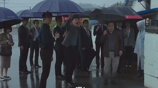 审判长摔跤还被英雨说教起来，真是委屈巴巴的。# 韩剧奇怪的律师禹英雨