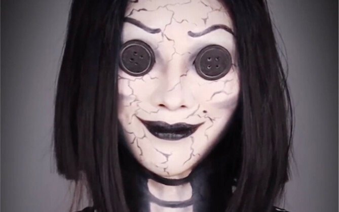 Makeup on cue! Recreating childhood nightmares. Is there anyone who doesn't recognize her?