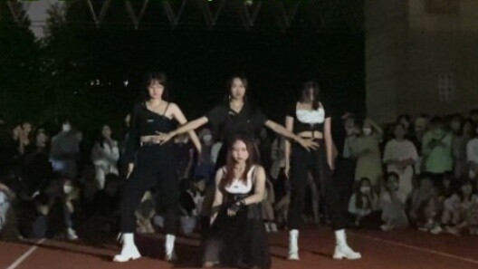 Pertunjukan keliling tingkat berikutnya di mana Anda dapat mendengar dukungan dari seberang jalan