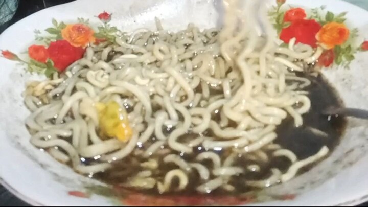 Asmr Mukbang indomie rawon rasa pedas mantap