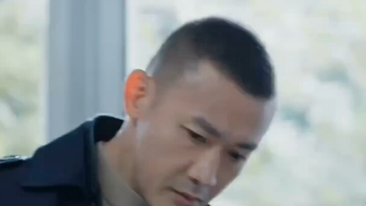 Cảnh sát kỳ cựu chỉ liếc nhìn đôi tay nhỏ bé của người phụ nữ, thế là đã phát hiện ra manh mối.