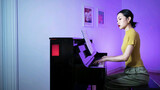 "Mia & Sebastian's Theme" dimainkan oleh perempuan dengan piano