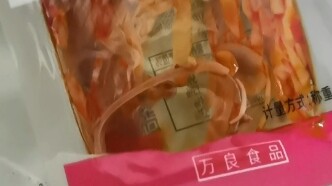 Ăn nấm kim châm mà lại thấy sợi dây thun...