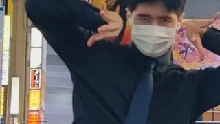 Suit man dances ICKY in Kabukicho