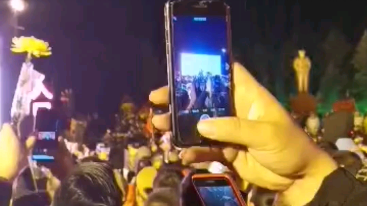 Ten thousand people sing "The East Is Red" together.