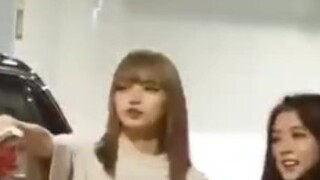 【Lisa】She always has an indescribable temperament when she wears clothes backstage at the concert