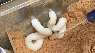 Small glutinous rice cakes on the streets of Chongqing