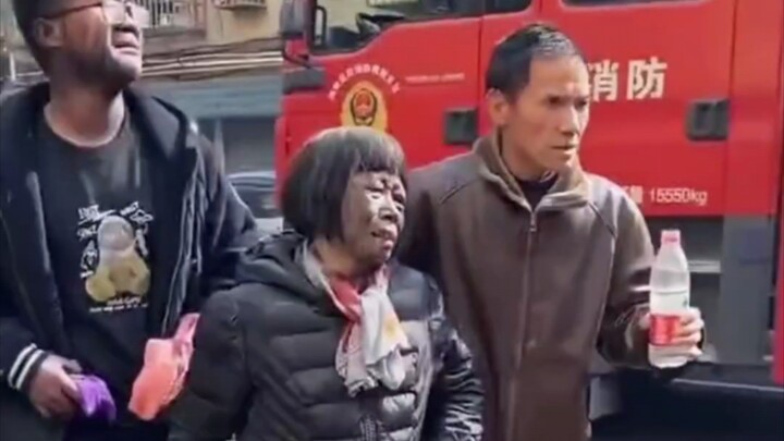 Bà nội nói: Nghe lời bà, cảm ơn cháu nhé!