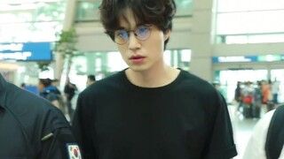 How does Lee Dong-wook manage to be both edgy and sweet [at the airport]?