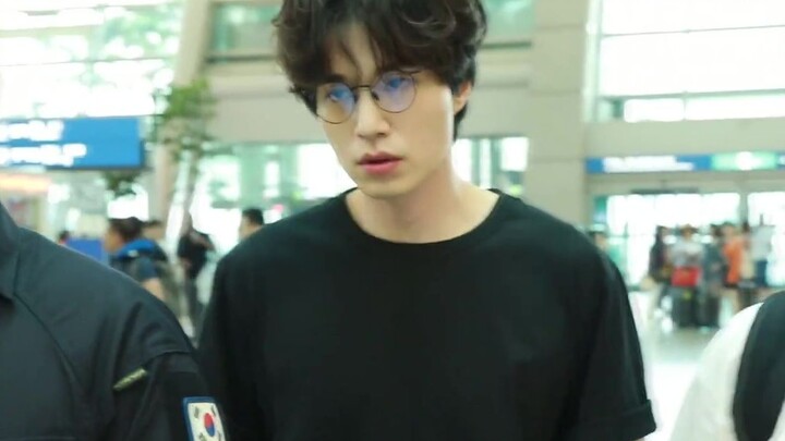 How does Lee Dong-wook manage to be both edgy and sweet [at the airport]?