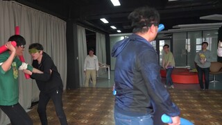 Konyol banget! Mata ditutup dan saling pukul! Kesenangan paling sederhana untuk pria! Rahangku sampa