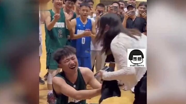 Hóa ra được yêu lại tuyệt vời đến thế, cả thế giới đều biết anh ấy sẽ cưới cô ấy, cưới được người mì