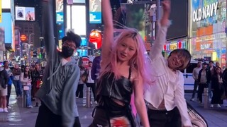 Menari [Shut Down] BLACKPINK dengan pria asing di Times Square, AS