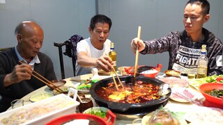 趁出行高峰期已过，我带家人参观816工程遗址，尝尝地道重庆火锅
