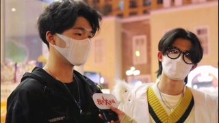 记者：你们是情侣？？？