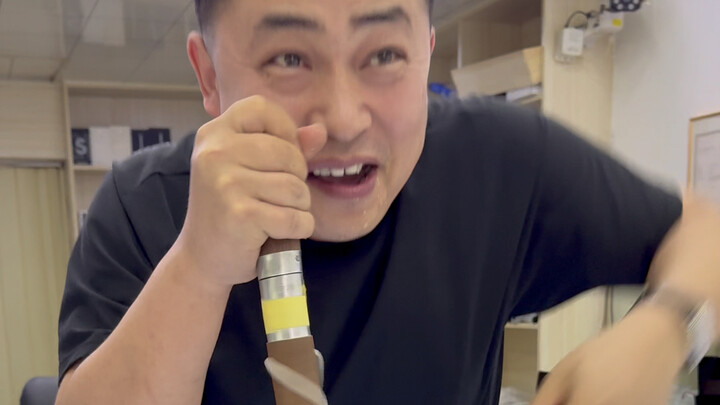 【Lingcheng Mobile Phone Brother】بيعه لزميلك في الفصل لن ينجح بالتأكيد