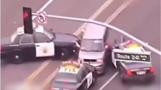 路怒女司机单挑10辆警车,这驾车技术已经出神入化、好像哪个游戏来着....