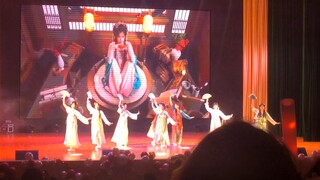Finally, Ji Ming Yue is on stage