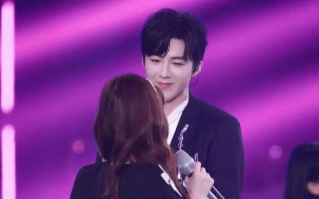  Duet Zhang Yuning bersama Zhao Lusi